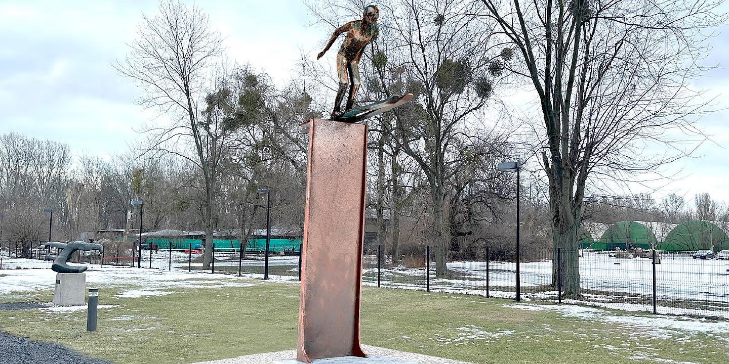 Rzeźba "Skoczek narciarski" autorstwa prof. Jana Tutaja