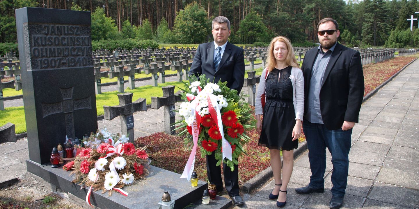Delegacja Muzeum na grobie Janusza Kusocińskiego