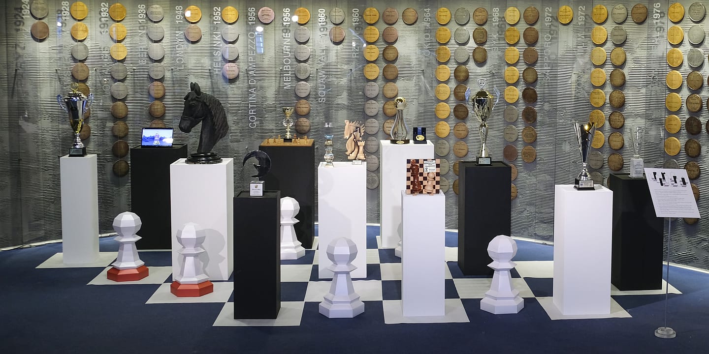Wystawa trofeów szachowych Jana Krzysztofa Dudy