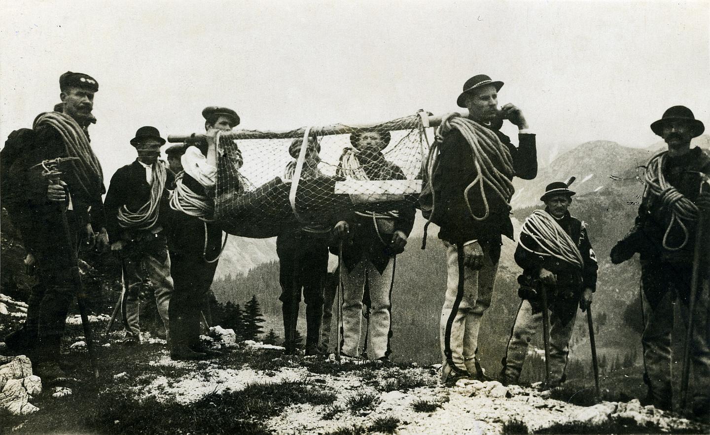 Przenoszenie rannego turysty przez ratowników Tatrzańskiego Ochotniczego Pogotowia Ratunkowego (TOPR)