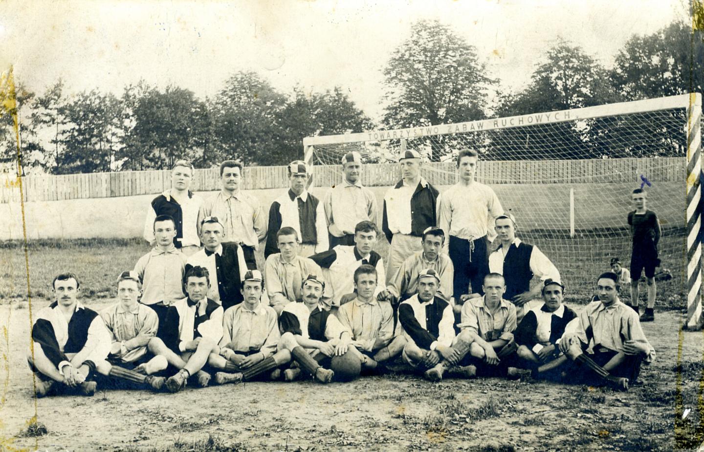 Drużyny piłkarskie Pogoni Lwów I (koszulki w pasy) i Pogoni Lwów II (czarno-białe koszule)
