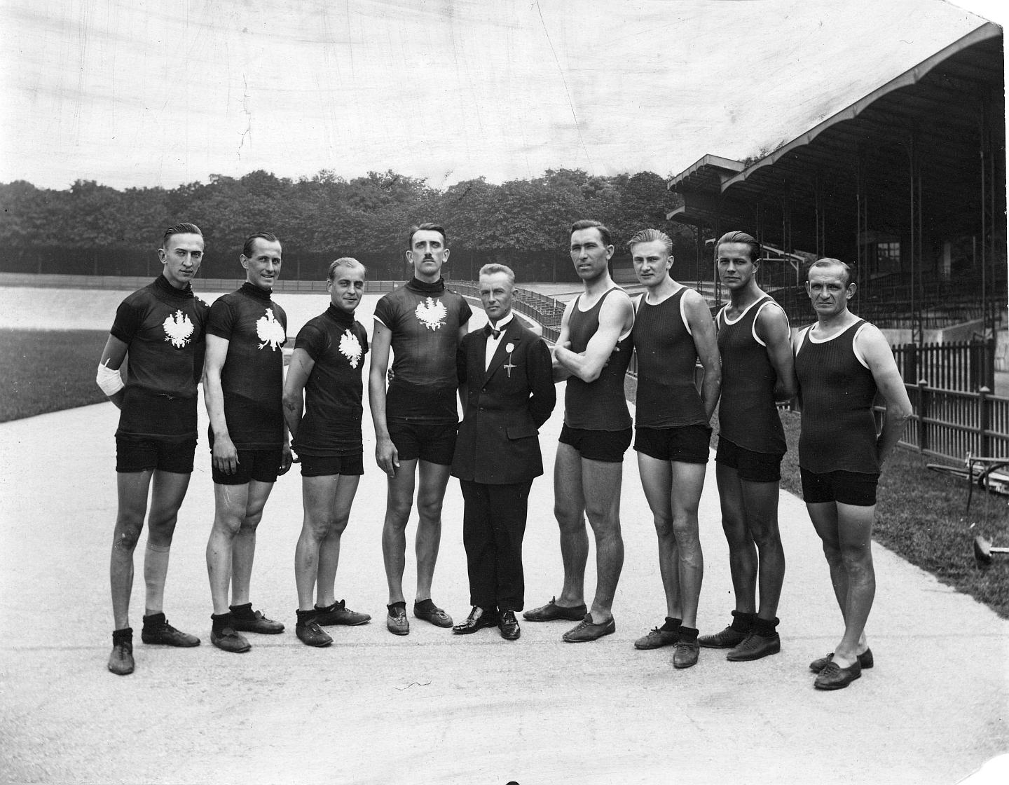 Polscy kolarze torowi (koszulki z orłem) i szosowi wraz z delegatem na IO w Paryżu, 1924 r.