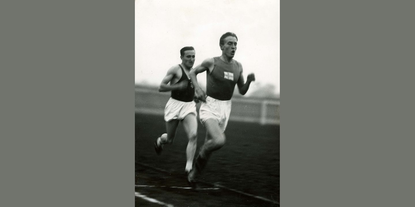 „Pojedynek” długodystansowców na bieżni stadionu Legii Warszawa pomiędzy Januszem Kusocińskim a Finem Volmari Iso-Hollo (z prawej), 15.10.1932 r.