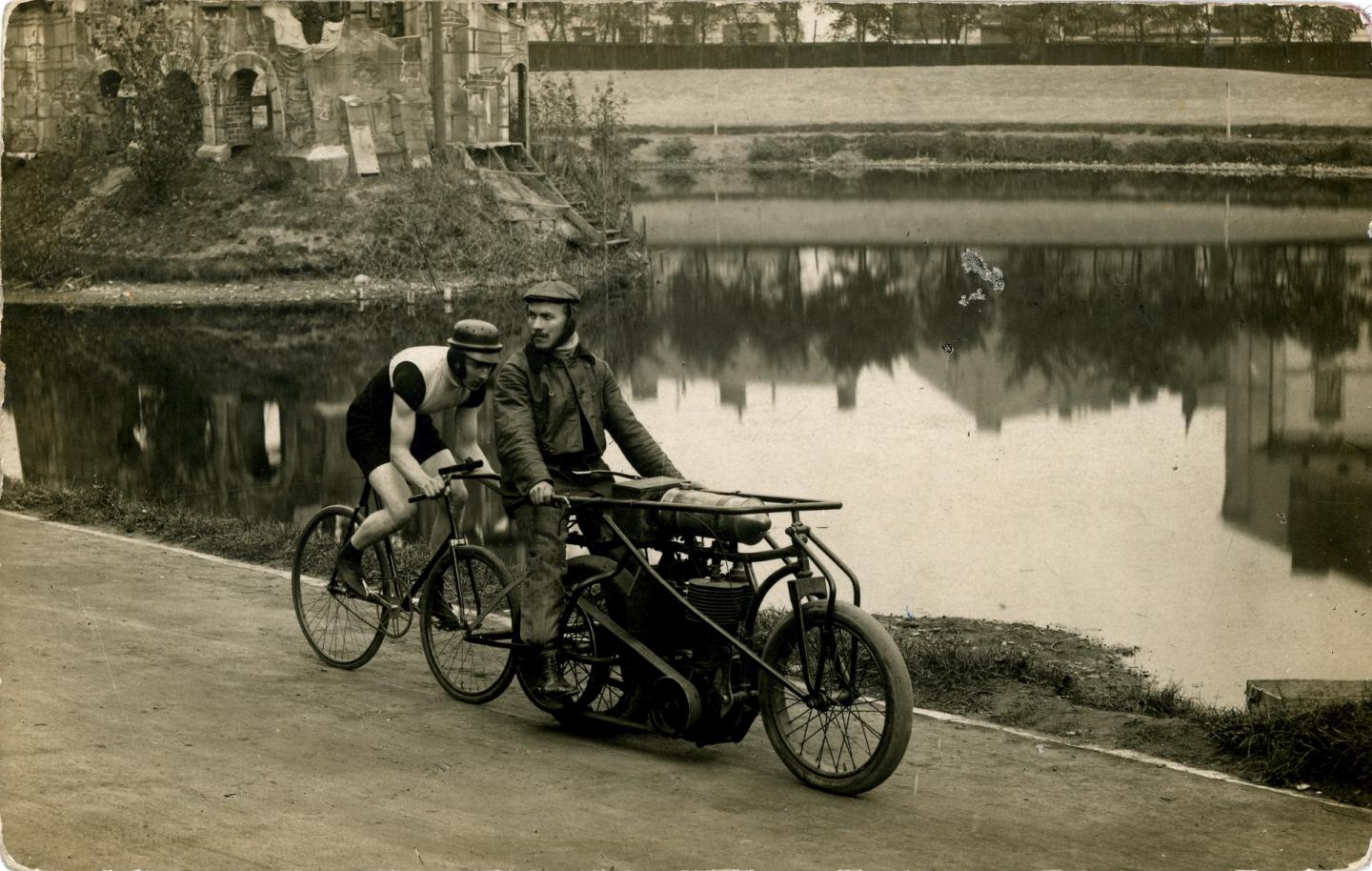 Wyścig za prowadzeniem motoru na Dynasach, Warszawa 1907 r. Lider Leonard Piotrowski, sztajer Henryk Weiss.