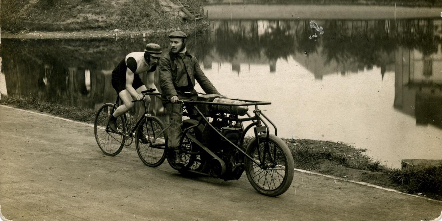 Wyścig za prowadzeniem motoru na Dynasach, Warszawa 1907 r. Lider Leonard Piotrowski, sztajer Henryk Weiss.