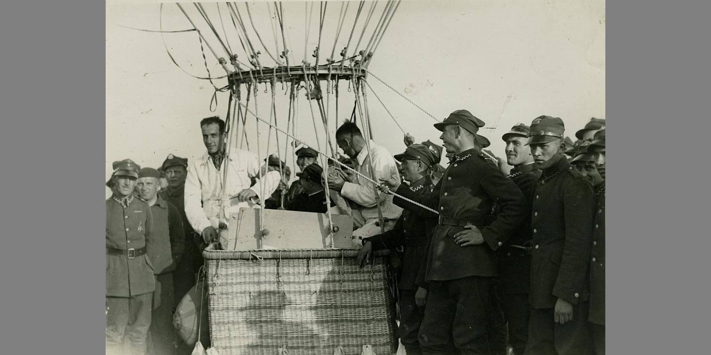 Międzynarodowe zawody balonowe o Puchar Gordona Bennetta, 20 czerwca 1937 r., Bruksela. Na zdjęciu od lewej: Zbigniew Burzyński i Franciszek Hynek.Międzynarodowe zawody balonowe o Puchar Gordona Bennetta, 20 czerwca 1937 r., Bruksela. Na zdjęciu od lewej: Zbigniew Burzyński i Franciszek Hynek.