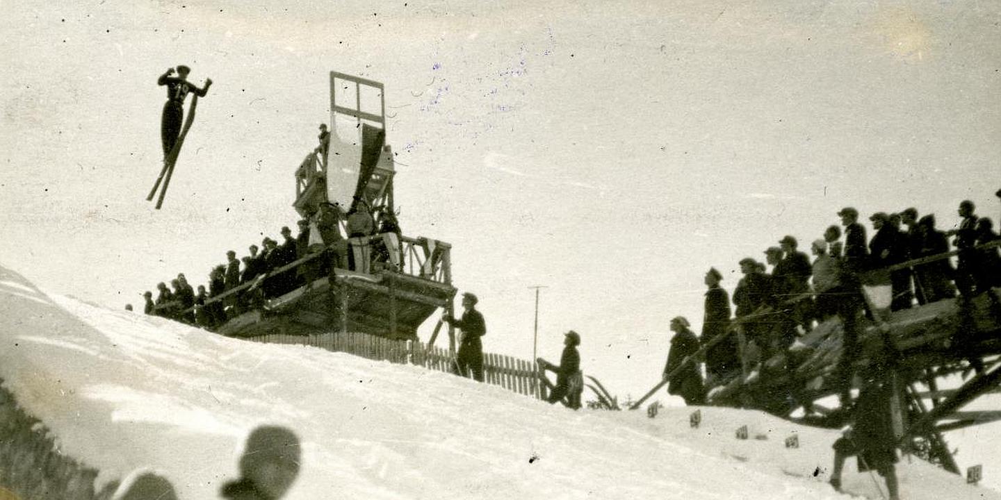 Первые прыжки с трамплина на лыжах. Прыжки на лыжах с трамплина 1924. Прыжки на лыжах с трамплина 1912 год. Первые лыжные соревнования. Прыжки с трамплина на лыжах Нязепетровск.